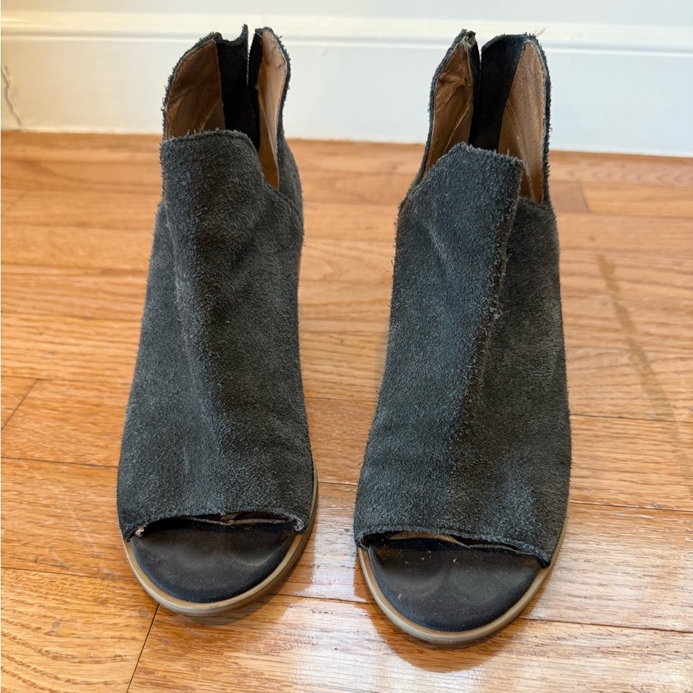 Susina Boots Womens 5  Ankle Booties Gray Suede Leather Zip
Low Heels Open Toe